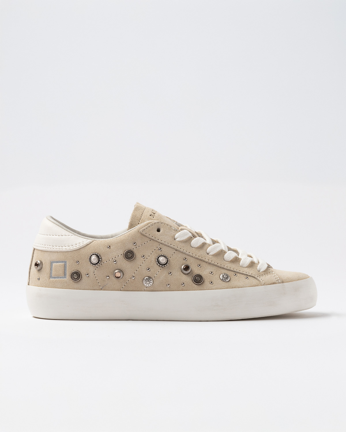 D.A.T.E.: HILL LOW STUDS BEIGE