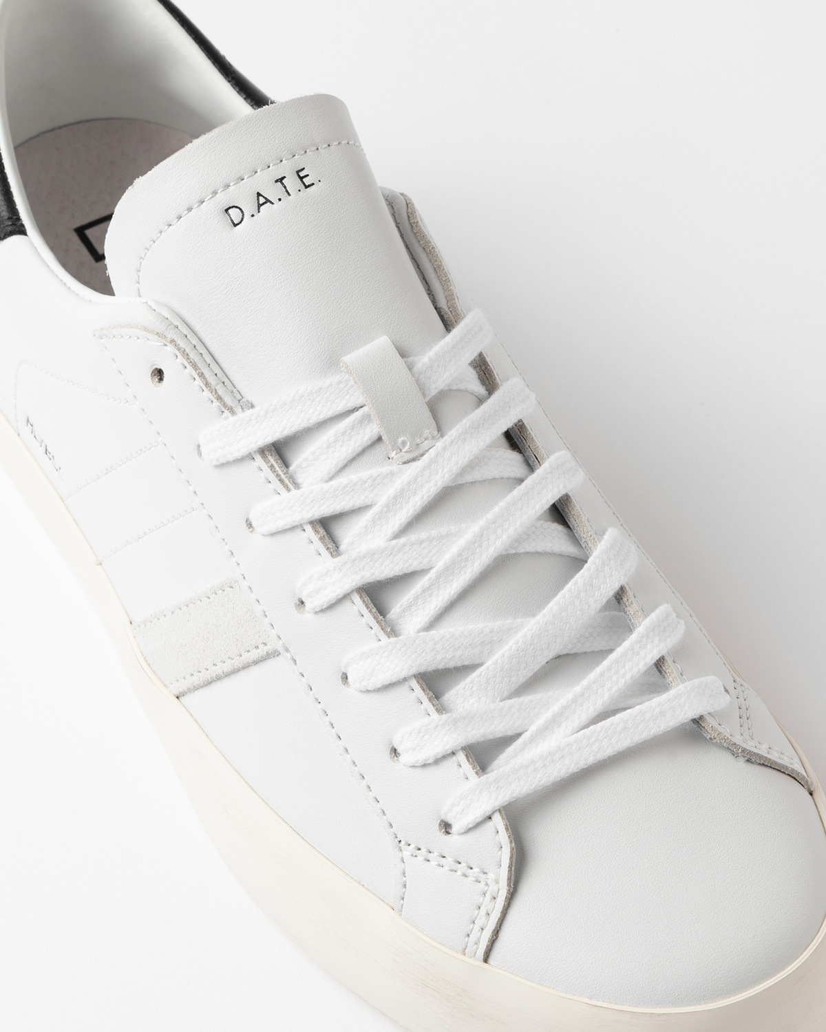 D.A.T.E.: HILL LOW BASIC WHITE-BLACK