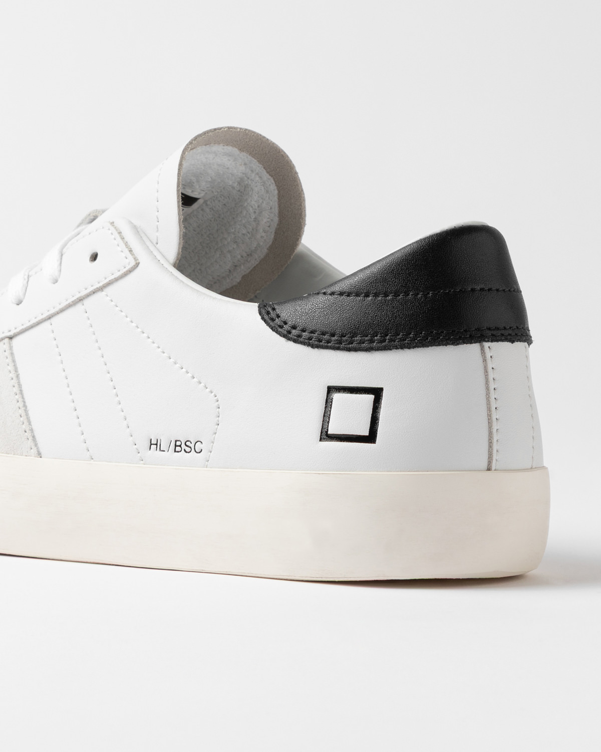 D.A.T.E.: HILL LOW BASIC WHITE-BLACK