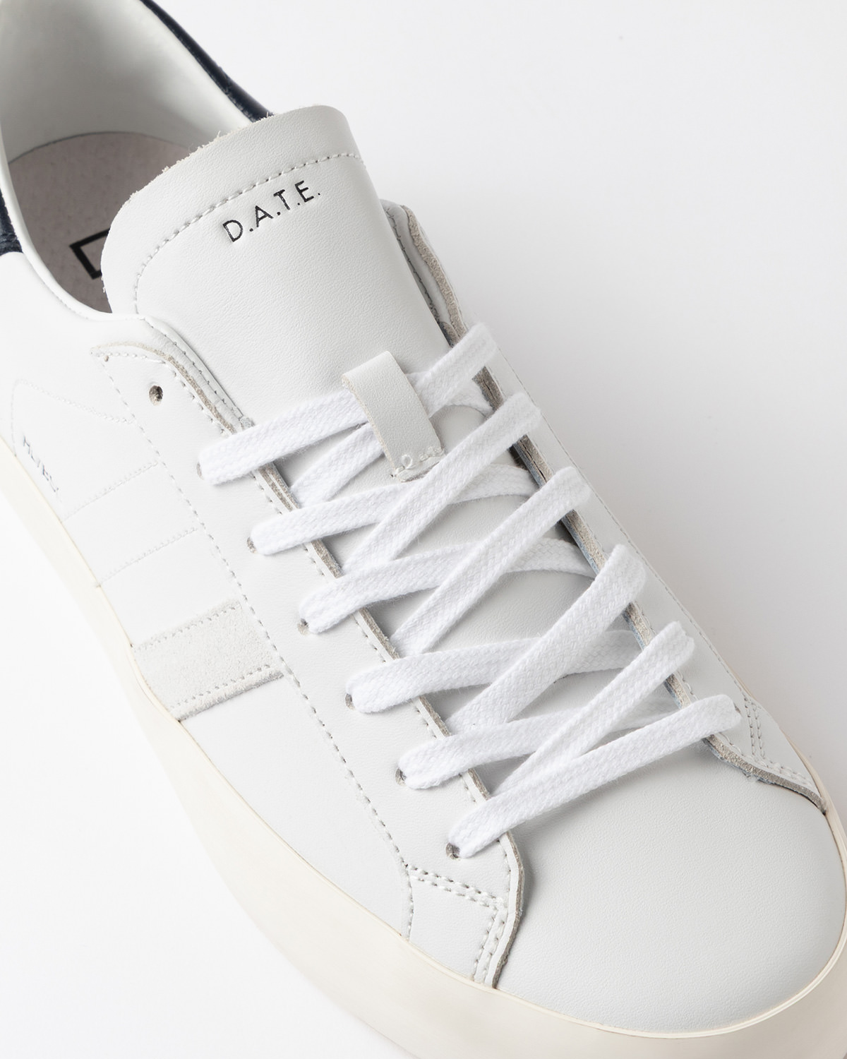 D.A.T.E.: HILL LOW BASIC WHITE-BLUE
