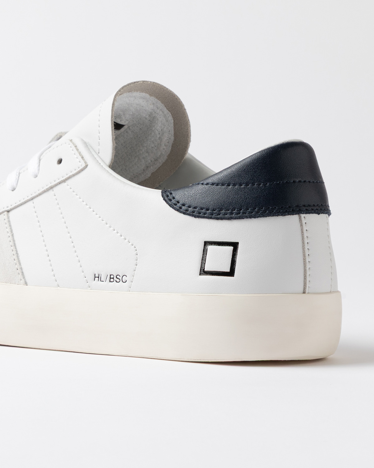 D.A.T.E.: HILL LOW BASIC WHITE-BLUE