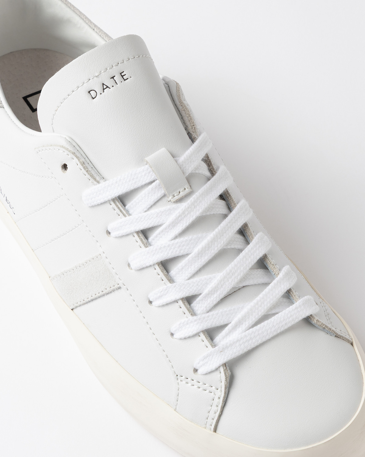 D.A.T.E.: HILL LOW BASIC WHITE
