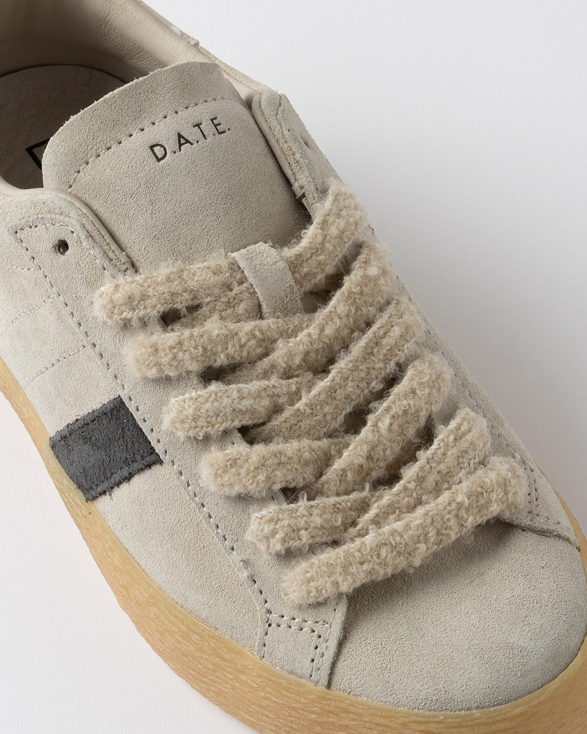 D.A.T.E.: HILL LOW SUEDE BEIGE