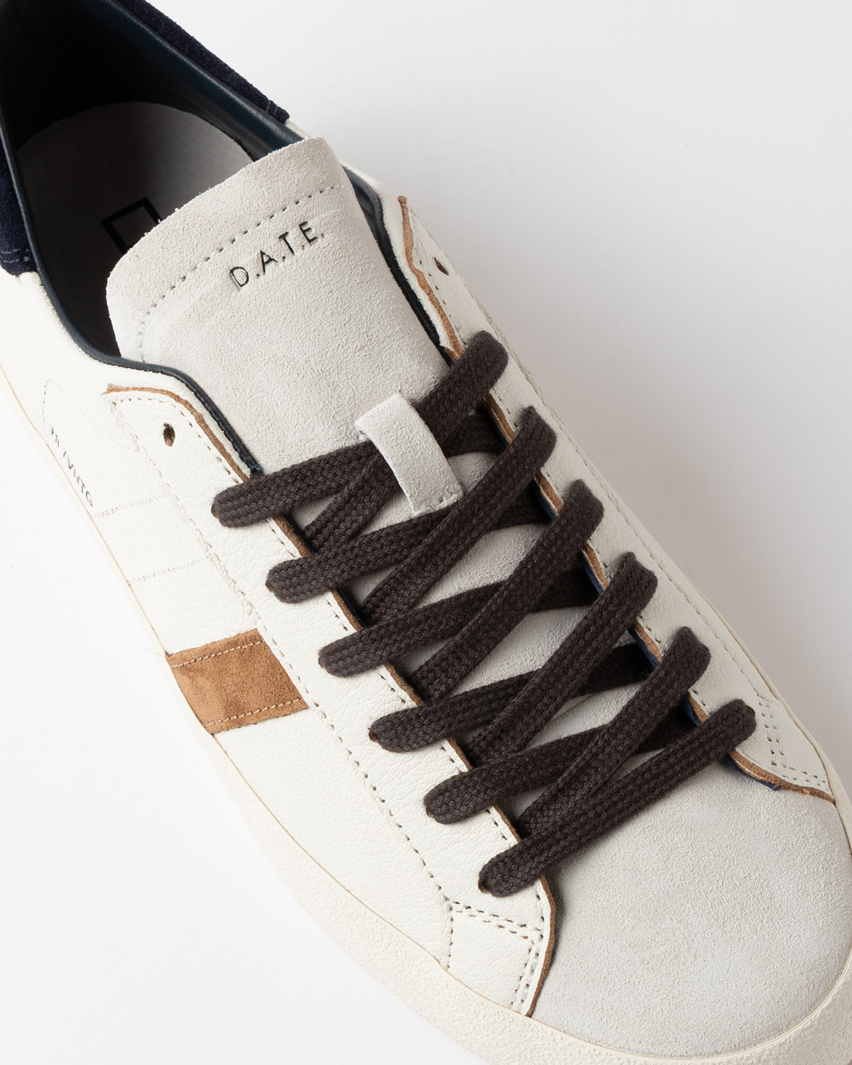 D.A.T.E.: HILL LOW VINTAGE WHITE-BLUE