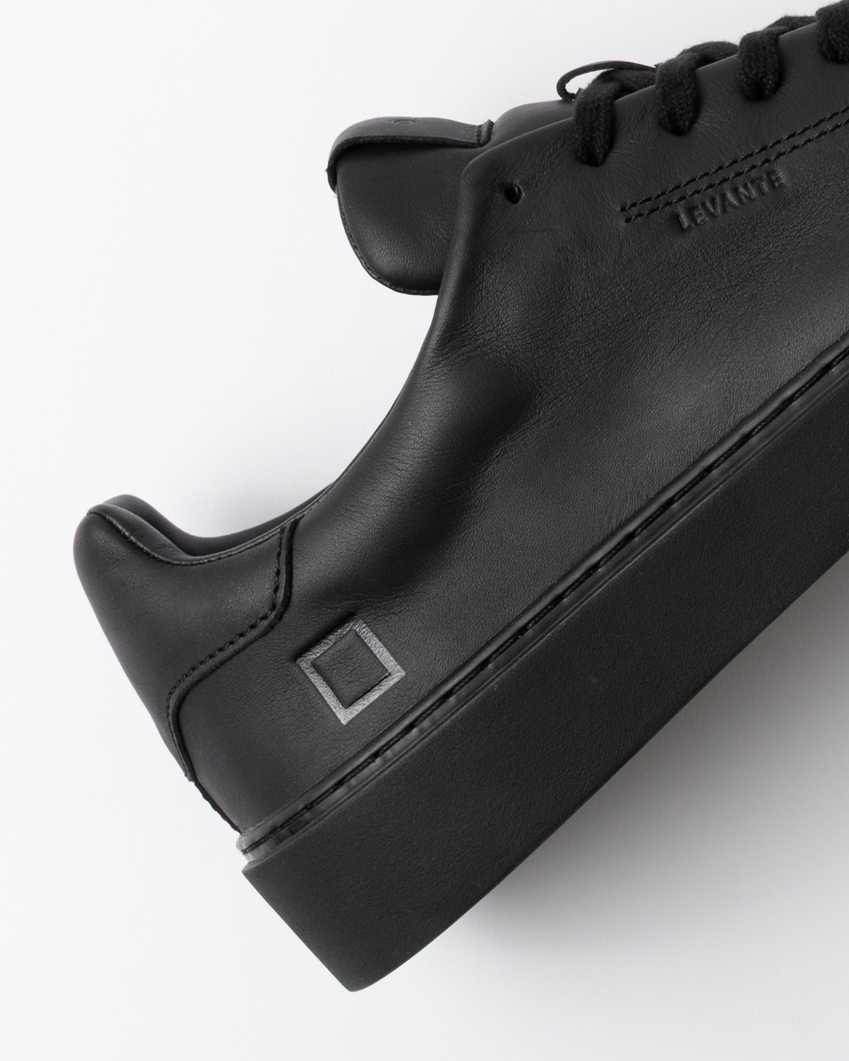 D.A.T.E.: LEVANTE MONO BLACK