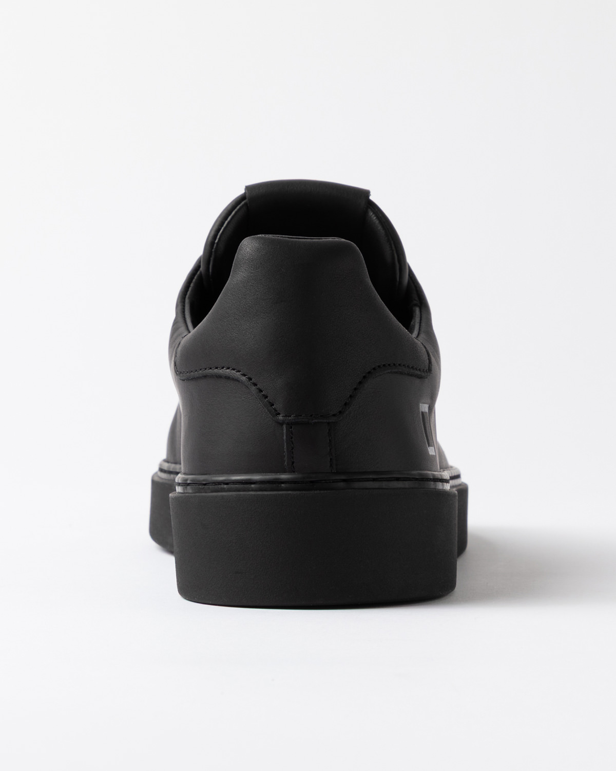 D.A.T.E.: LEVANTE MONO BLACK
