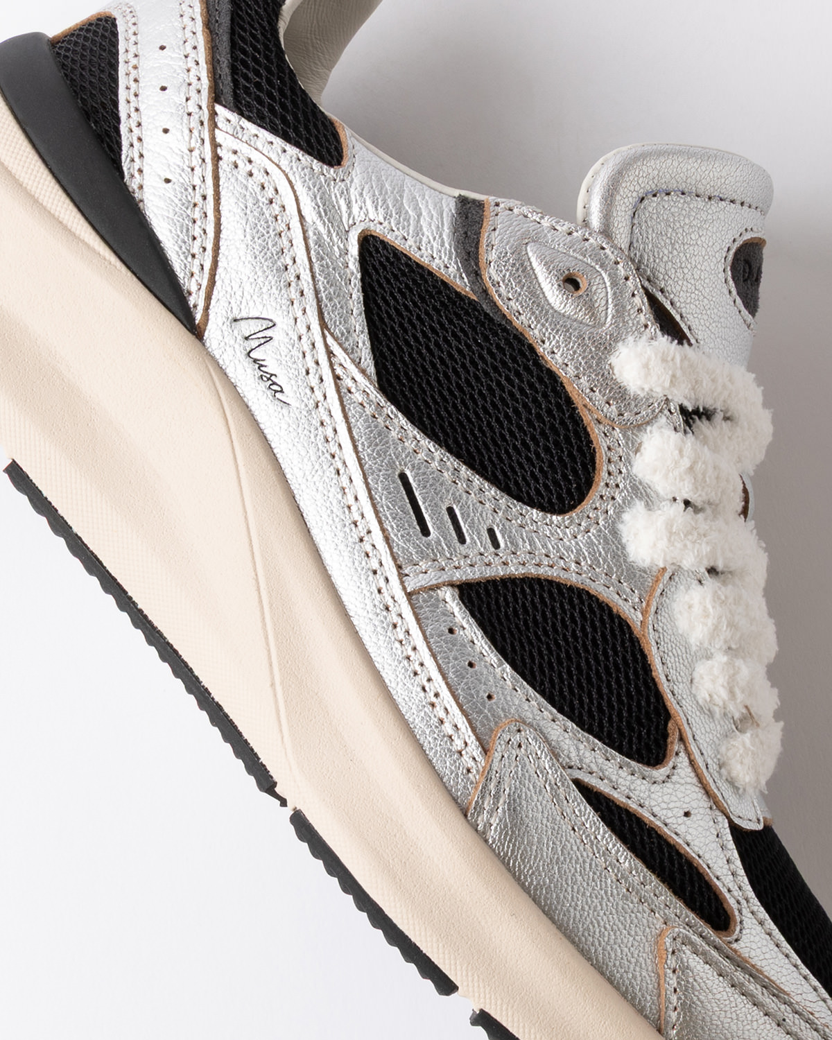 D.A.T.E.: MUSA LAMINATED BLACK