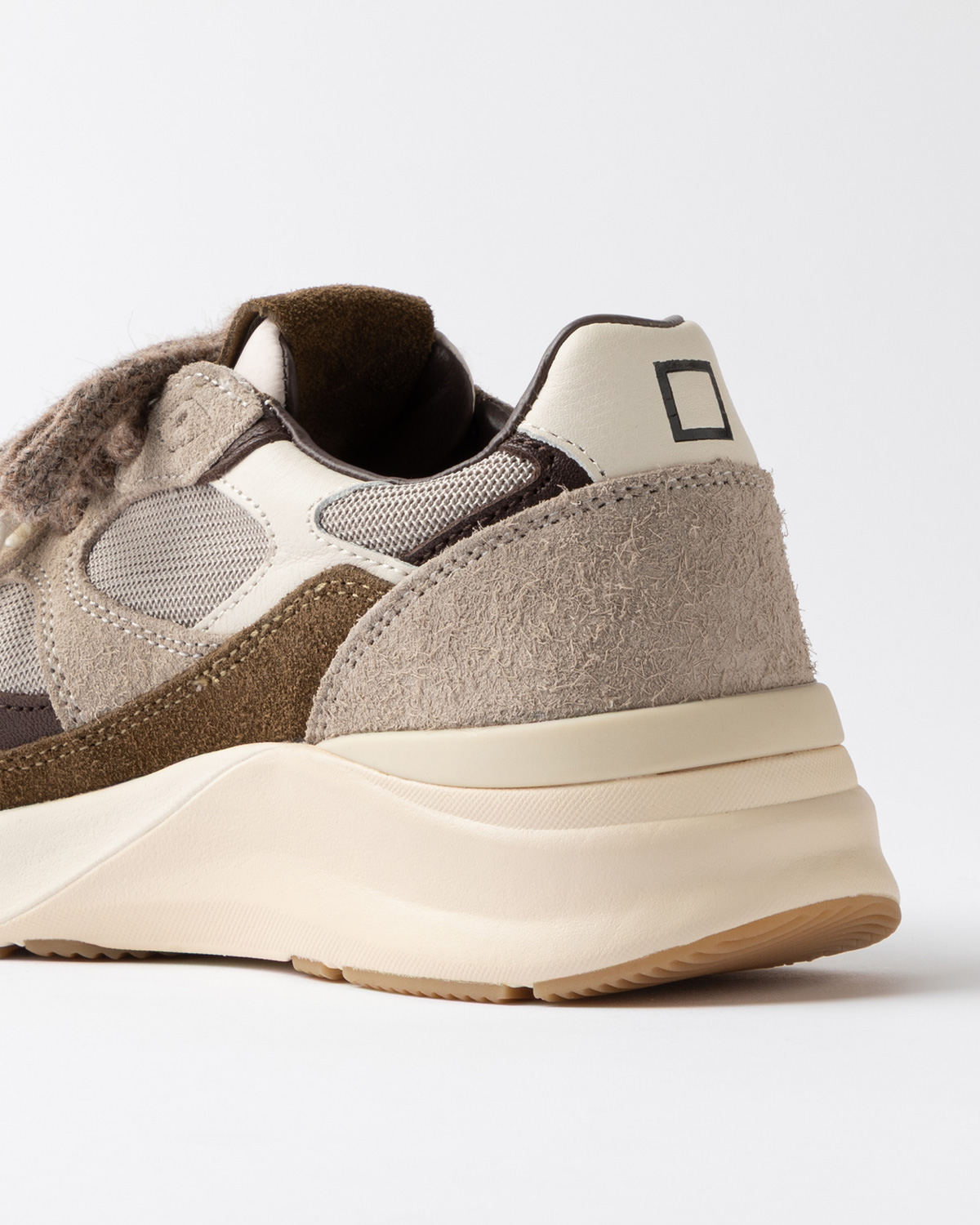 D.A.T.E.: MUSA MONO TAUPE